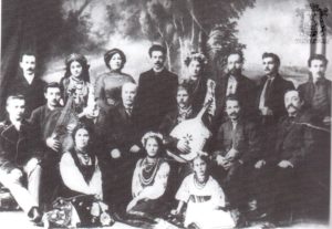 Илья Стрелков-Стрельский (в третьем ряду 4-й слева) с хором Николая Лысенко. 1910