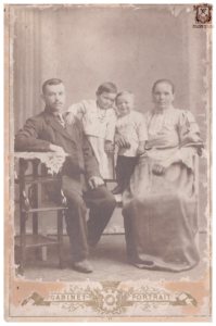 Были ли Яков и Феодосья счастливы в браке? Думаю, что да. Это видно по семейной фотографии, которая сделана в 1917-1918 г.