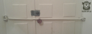 Старая дверь с крюком, которую я сохранила. Круглую ручку повесила я уже в 1990 г. При жизни прабабушки крюк закрывали вечером ежедневно.